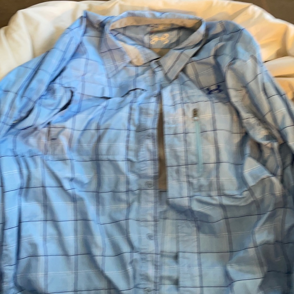 Like new lightweight Under Armoir casual button down shirt.